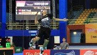 Jonatan Christie membuka keunggulan Indonesia dengan mengalahkan Shi Yuqi di partai pertama. Sempat kalah di gim pertama, Jonatan bangkit dan menang 16-21, 21-17, 21-18. Foto: dok. Humas PBSI