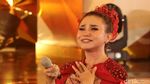Merah Merona Rossa di Atas Panggung