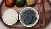 Kalau diperhatikan, jika di drama tersebut ada yang berulang tahun atau merayakan sesuatu pasti ada sajian miyeokguk. Ini adalah sup rumput laut yang gurih hangat. Foto: iStock
