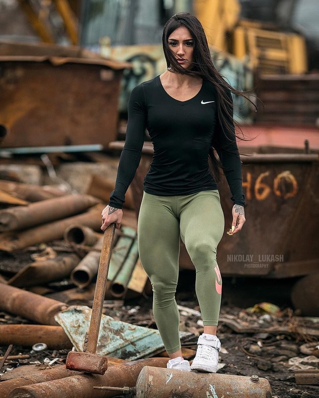 Dilansir Daily Mail, Bakhar adalah wanita yang kurus saat masih kecil. Ia memiliki kaki yang kecil dan teman sekelasnya mengejeknya. (Foto: Instagram)