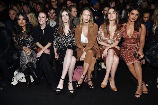 Aktris seksi Salma Hayek Pinault, Julianne Moore, Liv Freundlich, Dylan Penn, Ana de Armas dan Priyanka Chopra duduk bersama di barisan depan fashion show Bottega Veneta, Jumat (9/2/2018). (Foto: Getty Images)