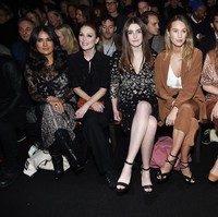 Aktris seksi Salma Hayek Pinault, Julianne Moore, Liv Freundlich, Dylan Penn, Ana de Armas dan Priyanka Chopra duduk bersama di barisan depan fashion show Bottega Veneta, Jumat (9/2/2018). (Foto: Getty Images)