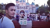 Randy juga fans Disney ternyata. Ia tak melewatkan Disneyland California dari daftar jalan-jalannya. (randpunk/Instagram)