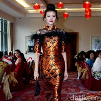 Fashion show Trilogy of Chinese Story’ karya tiga desainer Indonesia yakni Anaz, Yudhistira dan Yosep Sinudarsono yang memamerkan koleksi cheongsam di Pearl Chinese Restaurant,  JW Marriott Hotel Jakarta. Kamis [8/2/2018]. Foto: Mohamamd Abduh/Wolipop. Foto: Mohammad Abduh/Wolipop