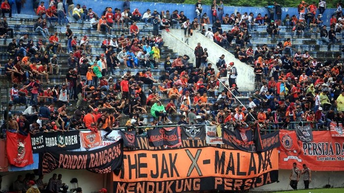 Ketua Steering Commitee Piala Presiden 2018 Maruarar Sirait menyapa ratusan pendukung Persija Jakarta dalam ajang semifinal di Stadion Manahan Solo, Senin (12/2).