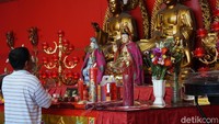 Ini karena dahulunya terjadi pembantaian etnis Tionghoa pada tahun 1740 secara besar-besaran. Kemudian, vihara ini dijadikan tempat berlindung dan beribadah diam-diam penganut Konghucu (Shinta/detikTravel)