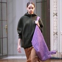 Untuk koleksi terakhirnya di NYFW ini, Victoria Beckham mempersembahkan pilihan busana musim dingin dengan permainan siluet oversized dalam cutting minimalis yang stylish. (Foto: JP Yim/Getty Images)