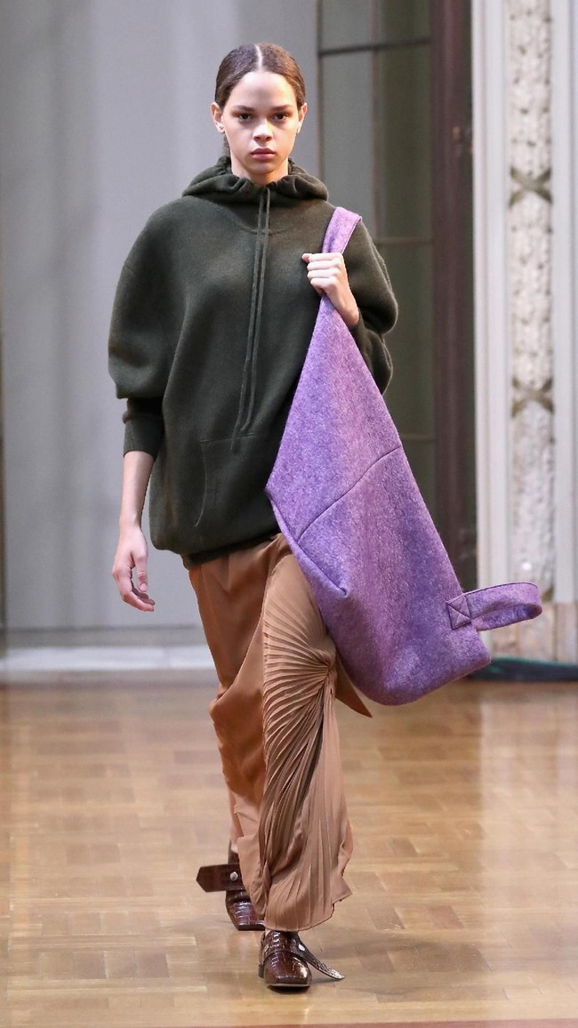 Untuk koleksi terakhirnya di NYFW ini, Victoria Beckham mempersembahkan pilihan busana musim dingin dengan permainan siluet oversized dalam cutting minimalis yang stylish. (Foto: JP Yim/Getty Images)