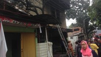 Informasi pertama kali diterima pukul 07.45 WIB lewat laporan warga. 12 Unit langsung dikirim untuk penanganan di lokasi, kata Operator Sudin Matraman, Jaktim, Sugiarto saat dihubungi lewat sambungan telepon, Senin (12/2). (Foto: Ibnu Hariyanto/detikcom)
