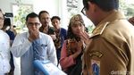 Gaya Sandiaga Pakai Bahasa Isyarat saat Terima Aduan Warga Difabel