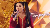 Titi DJ tampil berbeda kala mengisi sebuah acara di kawasan Pluit. Ia tampil dengan kuncir dua serta busana merah. Foto: Ismail/detikHOT