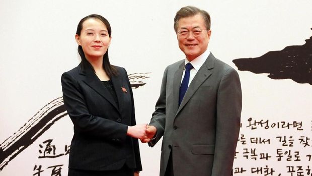 Kim Yo-Jong berjabat tangan dengan Presiden Korsel Moon Jae-In