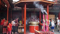 Menjelang Imlek, kelenteng sekaligus vihara ramai dikunjungi. Di malam Imlek pun di vihara ini menjadi pusat keramaiannya (Shinta/detikTravel)