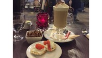 Kalau yang ini kudapan Kartika saat menunggu makan malam di Paris. Di mejanya ada segelas hot mochachino dan beberapa kudapan. Foto: Instagram