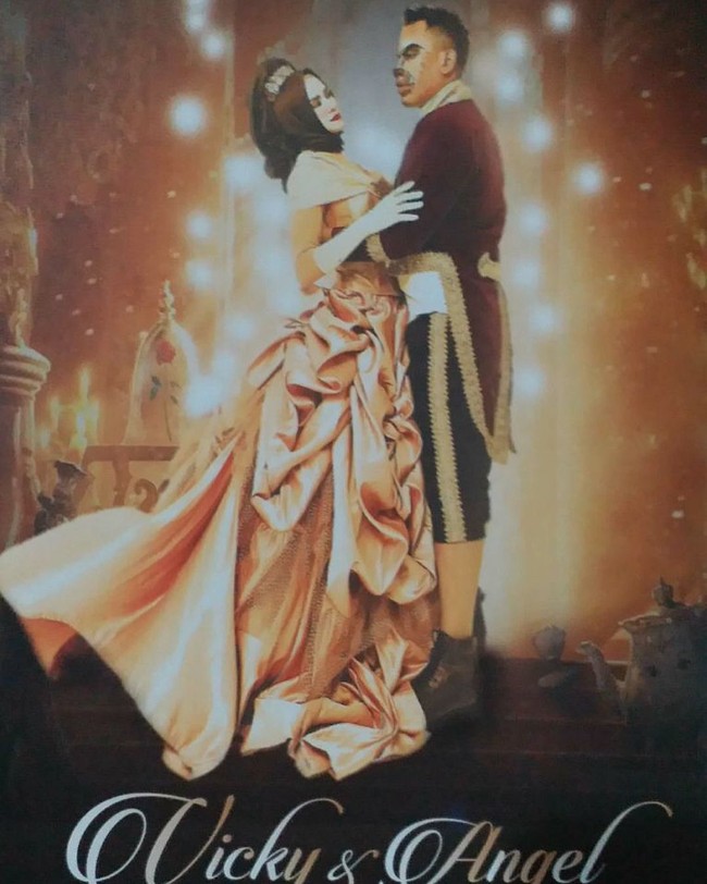 Kabar pernikahan Angel Lelda dan Vicky Prasetyo cukup mengegerkan publik karena kisah cinta mereka yang tak tercium sama sekali. Perbedaan fisik di antara mereka pun dijadikan tema foto prewedding bertajuk Beauty and The Beast. Angel Lelga tampil memakai gaun kuning dan hijab cokelat menyerupai rambut Belle. (Instagram/@angellelga)