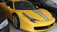 Mobil dengan warna kuning mentereng itu adalah Ferrari 458 Italia.