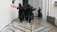 Sebanyak 20  personil antiteror Gegana Polda Sulsel akan siaga mulai hari ini hingga Rabu besok.