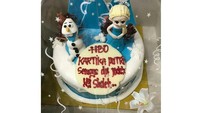 Di momen ulang tahunnya, Kartika mendapat kue ulang tahun bertema Frozen. Di atas kuenya juga tertulis ucapan sekaligus doa, HBD Kartika Putri. Semoga dapat jodoh soleh. Foto: Instagram
