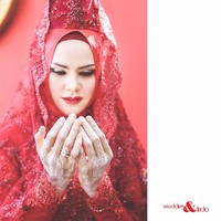 Di acara ini Angel Lelga dan Vicky Prasetyo kompak memakai busana merah. Angel Lelga pun tampil unik karena memakai tambahan aksesori di kepala menyerupai peci berwarna merah lalu ditutup dengan veil berbahan lace.  Foto: Instagram