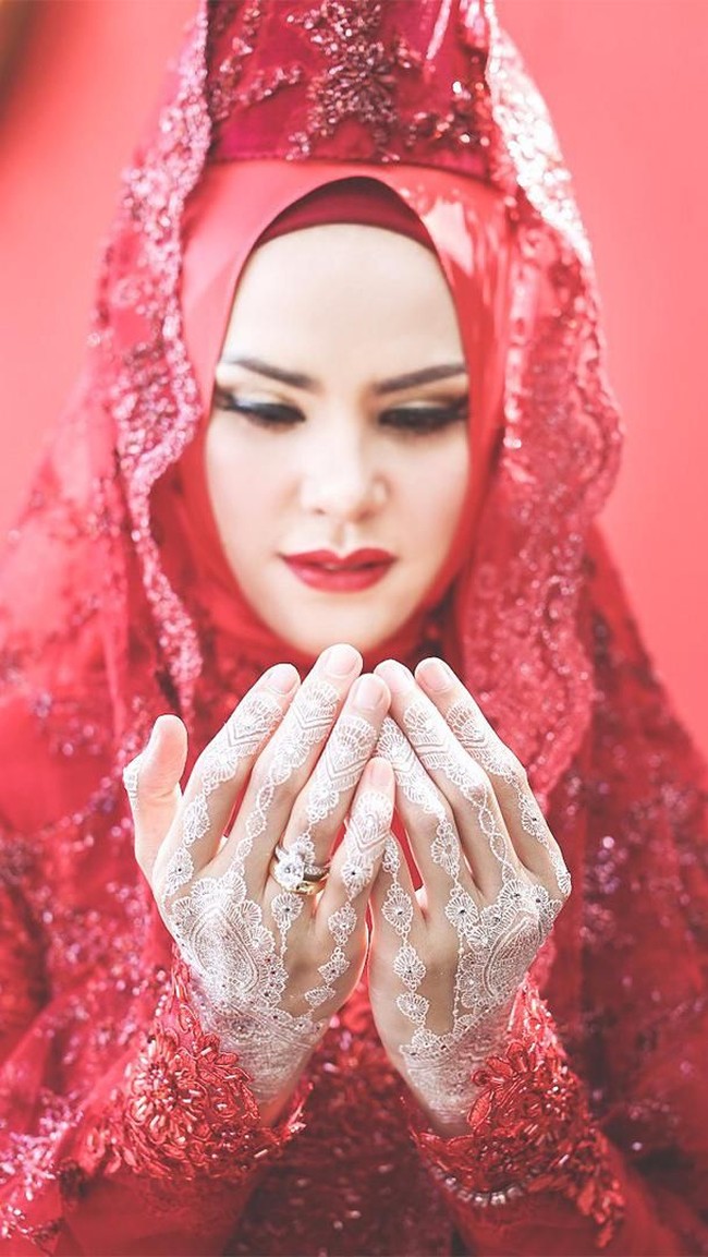 Di acara ini Angel Lelga dan Vicky Prasetyo kompak memakai busana merah. Angel Lelga pun tampil unik karena memakai tambahan aksesori di kepala menyerupai peci berwarna merah lalu ditutup dengan veil berbahan lace.  Foto: Instagram