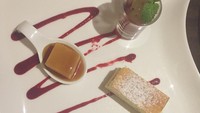 Tampilan dessert memang tak pernah gagal menggoda. Tampaknya Kartika adalah pencinta dessert, ia memposting foto ini dengan captions berupa gambar love. Foto: Instagram