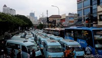 Tuntutan para sopir adalah untuk menutup sementara rute TransJakarta rute Tanah Abang-Kampung Melayu.