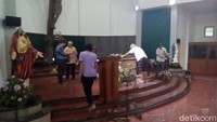 Pihak Gereja Katolik Santa Lidwina Bedog bersama umat mulai membersihkan ruang utama gereja pagi hari ini.