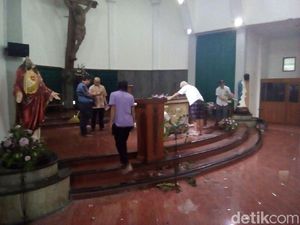 Garis Polisi Dilepas, Umat Mulai Bersihkan Gereja Lidwina Sleman
