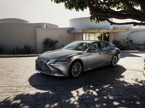 Lexus LS 500 Melesat di Jalanan Jakarta