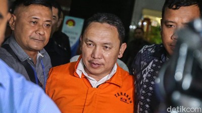 Foto: Bupati Halmahera Timur Ditahan KPK