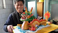 Ini bukanlah patung naga, ini adalah roti dengan bentuk naga. Naga melambangkan kekuatan dan kekuasaan bagi masyarakat China. Foto: Istimewa