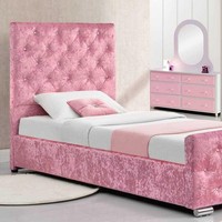 Ingin memberi kesan elegan dan high-end pada kamar anak? Anda bisa mencoba dengan beledu atau velvet. Menurut Kristy, velvet room juga akan booming di 2018. Foto: Thinkstock