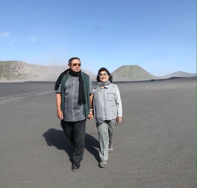 Liburan ke Bromo, Jawa Timur, SBY dan Bu Ani, kompak mengenakan busana berwarna abu-abu. Selalu bersama dalam suka dan duka. Kebersamaan adalah sebuah kekuatan yang luar biasa untuk menghadapi segala rintangan yang ada. Allah bersama kami,” demikian Bu Ani menulis pada keterangan foto yang diunggahnya ke Instagram. Foto: Dok. Instagram Ani Yudhoyono