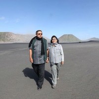 Liburan ke Bromo, Jawa Timur, SBY dan Bu Ani, kompak mengenakan busana berwarna abu-abu. Selalu bersama dalam suka dan duka. Kebersamaan adalah sebuah kekuatan yang luar biasa untuk menghadapi segala rintangan yang ada. Allah bersama kami,” demikian Bu Ani menulis pada keterangan foto yang diunggahnya ke Instagram. Foto: Dok. Instagram Ani Yudhoyono