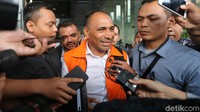 Bupati Ngada Marianus Sae langsung ditahan KPK, Senin (12/2/2018) setelah tertangkap basah menerima suap dalam operasi tangkap tangan (OTT) oleh KPK. Ia ditahan di Rutan Kelas I Jakarta Timur Cabang KPK.