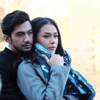 Banyak adegan super romantis yang diperlihatkan Ale (Reza Rahadian) dan Anya (Adinia Wirasti) di film Critical Eleven. Chemistry keduanya dalam film sangat kuat sehingga penonton melihat kemesraan mereka seperti sepasang kekasih yang benar-benar jatuh cinta. Pengorbanan Ale yang berusaha membuat Anya agar kembali padanya juga sukses membuat penonton baper. Foto: Istimewa