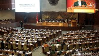 Menkum HAM Yasonna Laoly membacakan pandangan pemerintah.
