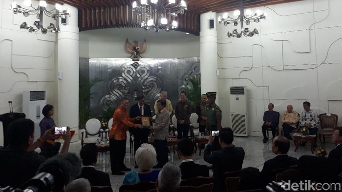 Wapres JK Terima Penghargaan dari World China Economic Summit