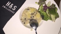 Truffle  mushroom risotto jadi menu makan malam Kartika. Meski dikenal dengan logat ngapak, ternyata selera lidahnya kebarat-baratan juga ya. Foto: Instagram