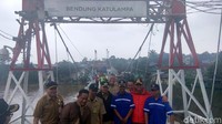 Foto: Usai berbincang di atas jembatan, Bima lalu mengantar Anies ke posko bencana yang masih berada di lingkungan bendungan. (Zhyacky-detikcom)