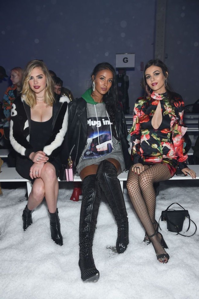 Model seksi Kate Upton, Maya Jama dan penyanyi muda Victoria Justice di fashion show Philipp Plein, Sabtu (10/2/2018). (Foto: Getty Images)