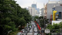 Para sopir mengaku TransJakarta rute Kampung Melayu-Tanah Abang tidak memiliki halte sendiri dan menaikturunkan penumpang tidak pada tempatnya sehingga membuat rugi para supir angkot.