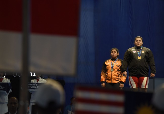 Satu lagi atlet angkat besi perempuan yang mewakili kontingen Indonesia di Olimpiade Tokyo 2020, Nurul Akmal (kanan). Berdarah Aceh, filter 28 tahun ini menjadi atlet pertama asal provinsi tersebut yang tampil di Olimpiade sejak 33 tahun lalu. Lolosnya Nurul ke Olimpiade Tokyo 2020 sekaligus menjadi pencapaian tersendiri. Ia menjadi atlet putri pertama Indonesia yang lolos di kelas berat -- Merah Putih biasanya meloloskan atletnya di kelas-kelas ringan. Ia dijadwalkan tampil pada 2 Agustus mendatang pada nomor +87 kg. (Foto: Fanny Octavianus/Antara)