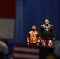 Satu lagi atlet angkat besi perempuan yang mewakili kontingen Indonesia di Olimpiade Tokyo 2020, Nurul Akmal (kanan). Berdarah Aceh, filter 28 tahun ini menjadi atlet pertama asal provinsi tersebut yang tampil di Olimpiade sejak 33 tahun lalu. Lolosnya Nurul ke Olimpiade Tokyo 2020 sekaligus menjadi pencapaian tersendiri. Ia menjadi atlet putri pertama Indonesia yang lolos di kelas berat -- Merah Putih biasanya meloloskan atletnya di kelas-kelas ringan. Ia dijadwalkan tampil pada 2 Agustus mendatang pada nomor +87 kg. (Foto: Fanny Octavianus/Antara)