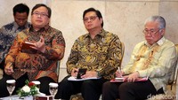 Menteri PPN/Kepala Bappenas Bambang Brodjonegoro, Menteri Perindustrian Airlangga Hartarto, dan Menteri Perdagangan Enggartiasto Lukita serius mencatat arahan dari Presiden Jokowi.