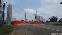 Para pekerja masih melakukan pengeboran di tiang gerbang yang tingginya sekitar 3 meter. Mereka juga melakukan pengelasan pada gerbang besi yang roboh. (Ahmad Bil Wahid/detikcom)