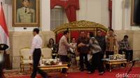 Sri Mulyani juga bersalaman dengan Wapres Jusuf Kalla. Para menteri kabinet yang duduk di sekitar Sri Mulyani turut menyalami.
