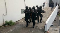 Simulasi ini nanti akan melakukan pengamanan penuh saat penetapan dan pegambilan nomor urut paslon khususnya bagi Ketua KPU dan pasangan calon yang maju pada Pilkada di Sulsel. Jadi mereka simulasi bagaimana cara mengamankan Ketua KPU dan Paslon jika ada aksi teror nanti, jelasnya Dicky.