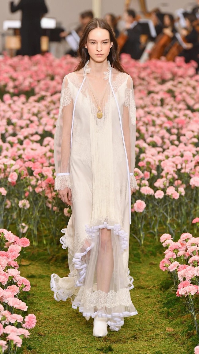 Koleksi terbaru Tory Buch ini dipamerkan di New York Fashion Week 2018, Bridge Market, New York City, Jumat (9/2/2018). (Photo by Slaven Vlasic / Getty Images)