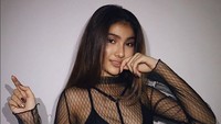 Penampilannya dengan baju jaring layaknya selebgram Awkarin. (Dok. Instagram/maureendaryananii_)